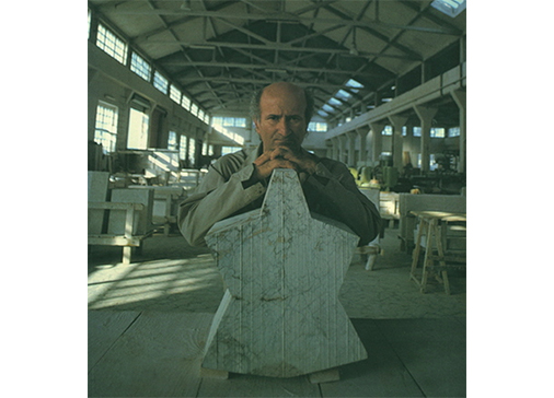 Consagra in the Sicilmarmi workshop, 1972 with Pietra Matta  di San Vito n.8, 1972, St Vitus Marble, 45,5x36x31 cm.  Photo: Enzo Sellerio