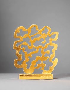Pietro Consagra, Aria, 1977, ottone e oro, 9,9x9,2x0,1 cm