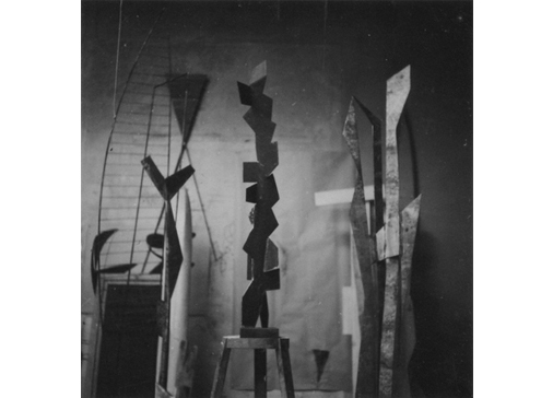 Studio di Consagra in Via Margutta 48, Roma, 1948. Foto Vasari, Roma