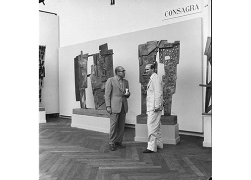 Consagra con il collezionista americano Arnold Maremont - Sala personale, XXVIII Biennale Internazionale d'Arte, Venezia, 1956. Foto Giacomelli