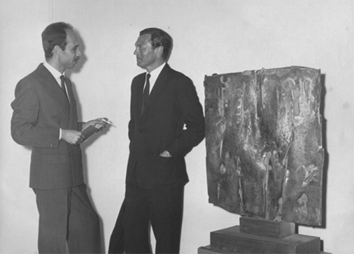 Mostra "Pietro Consagra Esculturas" alla Galeria Bonino, Buenos Aires, 1962. Alfred Bonino con ilcollezionista Victor Bossart. Foto Sameer Makarius