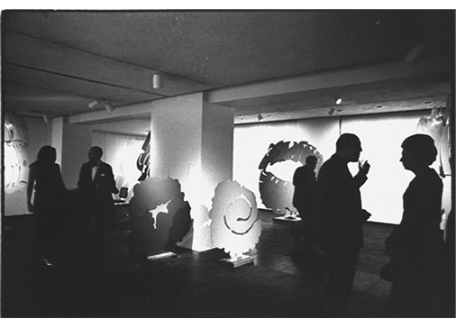 Mostra "Consagra", Marlborough Gerson Gallery, New York, 1967. A sinistra il critico d'arte Alan Solomon, a destra di profilo Piero Dorazio. Foto Ugo Mulas © Ugo Mulas Heirs. All rights reserved.