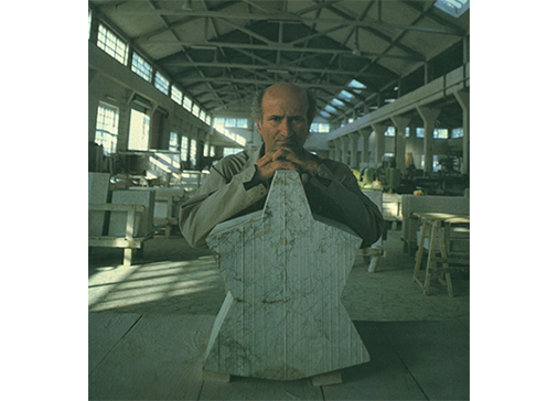 Consagra nel laboratorio Sicilmarmi, 1972. Foto Enzo Sellerio.