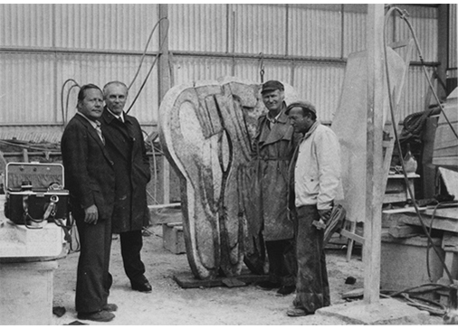 Da sinistra, Giovanni Carandente, Licisco Magagnato, Consagra, Sem Ghelardini,nel laboratorio di Pietrasanta durante la preparazione delle opere da esporre alMuseo di Castelvecchio, Verona, 1976.