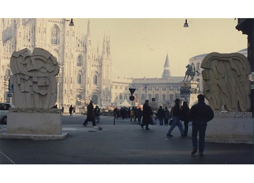 Bifrontale Nembro Rosato, 1976, marmo e Bifrontale Giallo Mori, 1976, Marmo.Piazza Duomo, Milano.