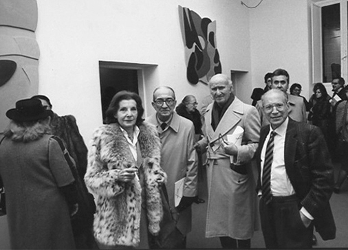 Palma Bucarelli, Giulio Carlo Argan, Pietro Consagra, Filiberto Menna. Mostra "Pietro Consagra - Pianeti", Galleria dei Banchi Nuovi, Roma, 1987, curata da F. Menna. Foto A. Aricò.